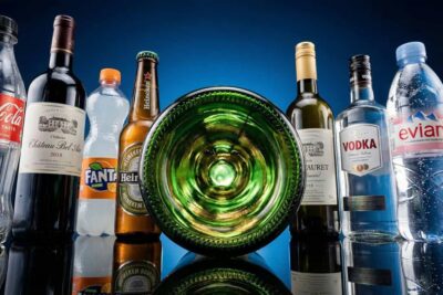 Por que algumas garrafas têm o fundo “empurrado para dentro”?